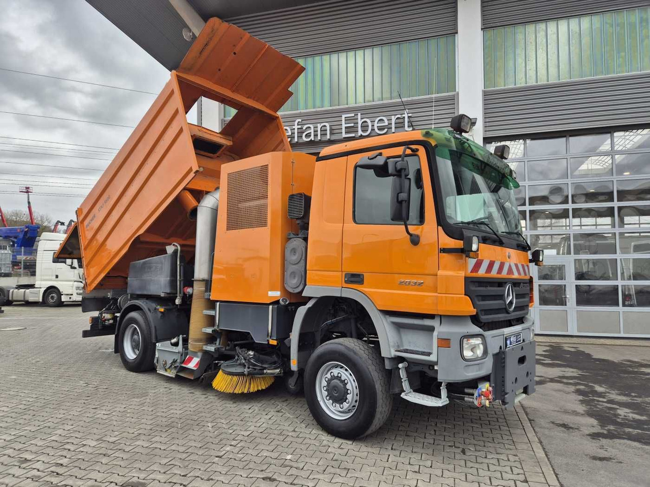 Mercedes-Benz Actros 2032 A 4x4 Bucher STKF 9500 Airport 30x - Spazzatrice stradale: foto 2 Mercedes-Benz Actros 2032 A 4x4 Bucher STKF 9500 Airport 30x - Spazzatrice stradale: foto 2