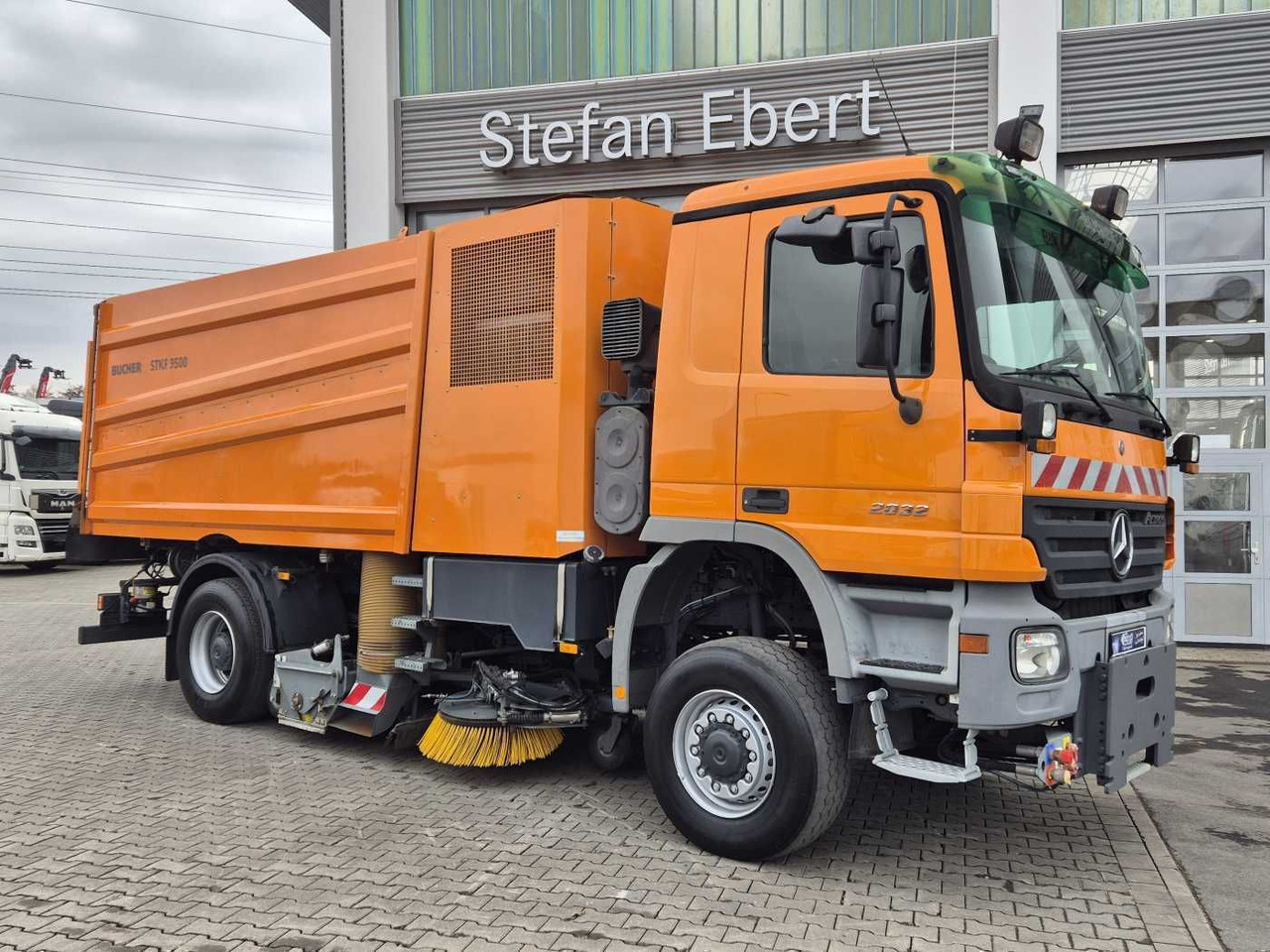 Mercedes-Benz Actros 2032 A 4x4 Bucher STKF 9500 Airport 30x - Spazzatrice stradale: foto 4 Mercedes-Benz Actros 2032 A 4x4 Bucher STKF 9500 Airport 30x - Spazzatrice stradale: foto 4