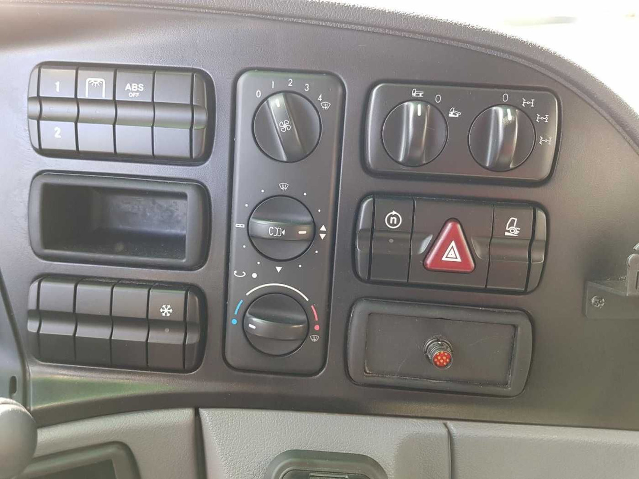 Spazzatrice stradale Mercedes-Benz Actros 2032 A 4x4 Bucher STKF 9500 Airport: foto 15 Spazzatrice stradale Mercedes-Benz Actros 2032 A 4x4 Bucher STKF 9500 Airport: foto 15