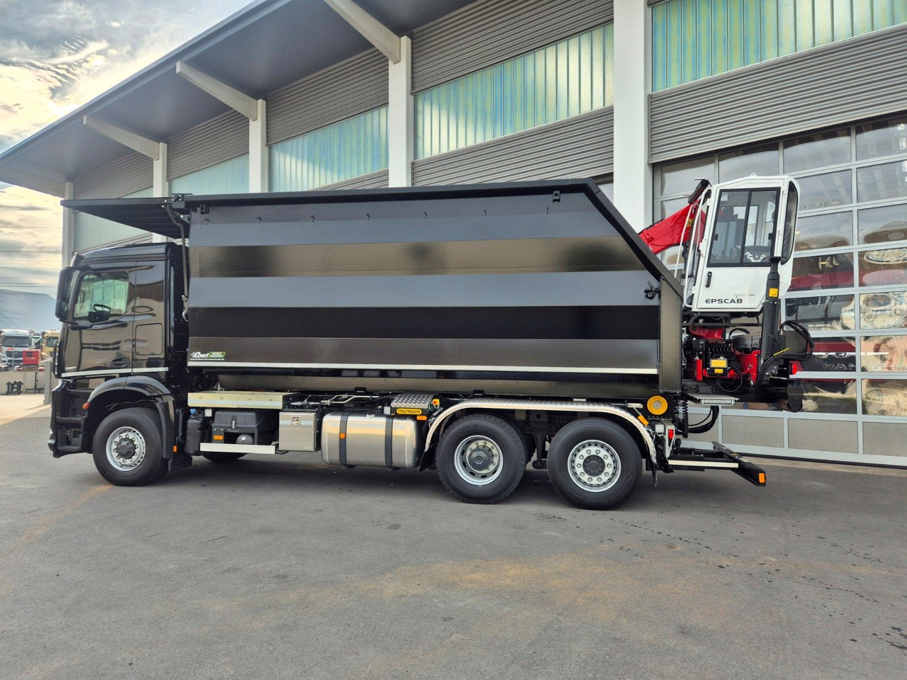 Mercedes-Benz Arocs 2751 6x2 HAD / Abroller EBERT Fällbox Q150 Mercedes-Benz Arocs 2751 6x2 HAD/ Abroller EBERT Forstbox Q150 - Autocarro scarrabile: foto 3 Mercedes-Benz Arocs 2751 6x2 HAD / Abroller EBERT Fällbox Q150 Mercedes-Benz Arocs 2751 6x2 HAD/ Abroller EBERT Forstbox Q150 - Autocarro scarrabile: foto 3