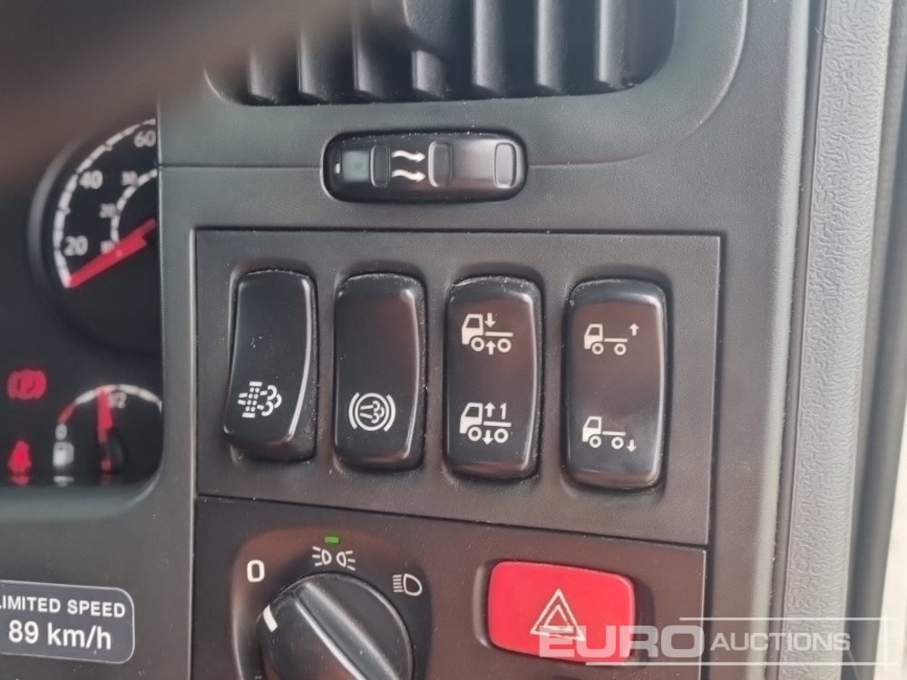 Autocarro con pianale/ Cassone fisso per il trasporto di mezzi pesanti 2016 Scania P370: foto 34