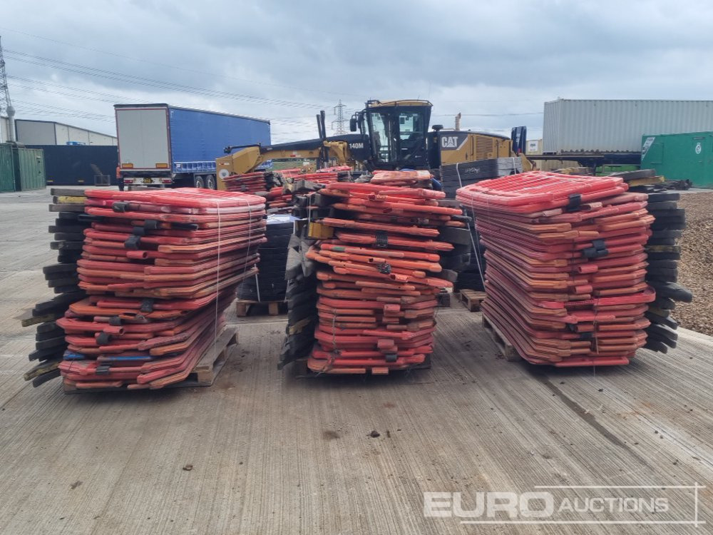 Pallet of Plastic Safety Barriers (5 of) Pallet of Road Signs (3 of) - Attrezzatura da costruzione: foto 4 Pallet of Plastic Safety Barriers (5 of) Pallet of Road Signs (3 of) - Attrezzatura da costruzione: foto 4