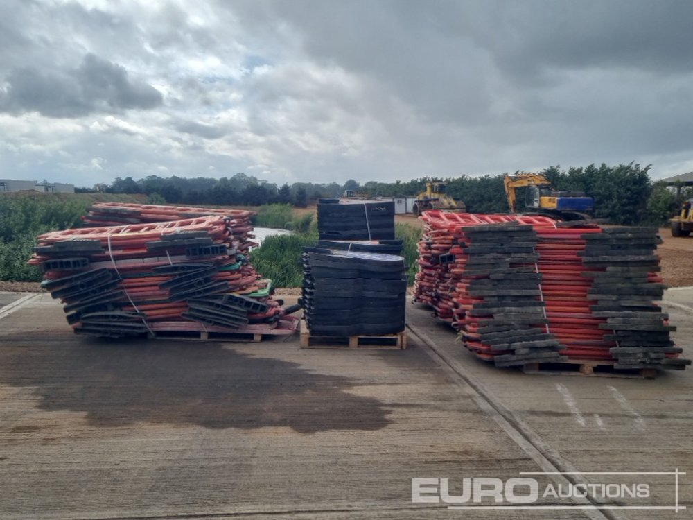 Pallet of Plastic Safety Barriers (5 of) Pallet of Road Signs (3 of) - Attrezzatura da costruzione: foto 2 Pallet of Plastic Safety Barriers (5 of) Pallet of Road Signs (3 of) - Attrezzatura da costruzione: foto 2