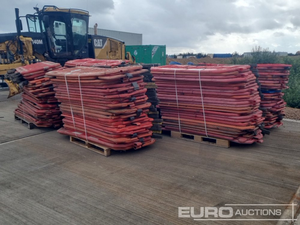 Pallet of Plastic Safety Barriers (5 of) Pallet of Road Signs (3 of) - Attrezzatura da costruzione: foto 3 Pallet of Plastic Safety Barriers (5 of) Pallet of Road Signs (3 of) - Attrezzatura da costruzione: foto 3