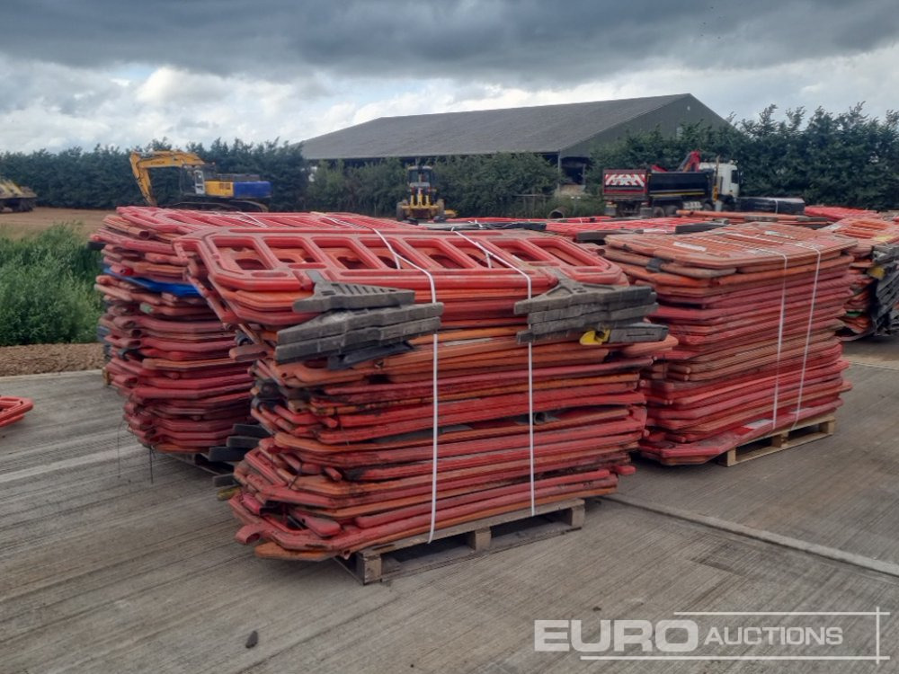 Pallet of Plastic Safety Barriers (5 of) Pallet of Road Signs (3 of) - Attrezzatura da costruzione: foto 1 Pallet of Plastic Safety Barriers (5 of) Pallet of Road Signs (3 of) - Attrezzatura da costruzione: foto 1