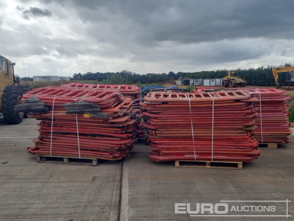 Pallet of Plastic Safety Barriers (5 of) Pallet of Road Signs (3 of) - Attrezzatura da costruzione: foto 2 Pallet of Plastic Safety Barriers (5 of) Pallet of Road Signs (3 of) - Attrezzatura da costruzione: foto 2