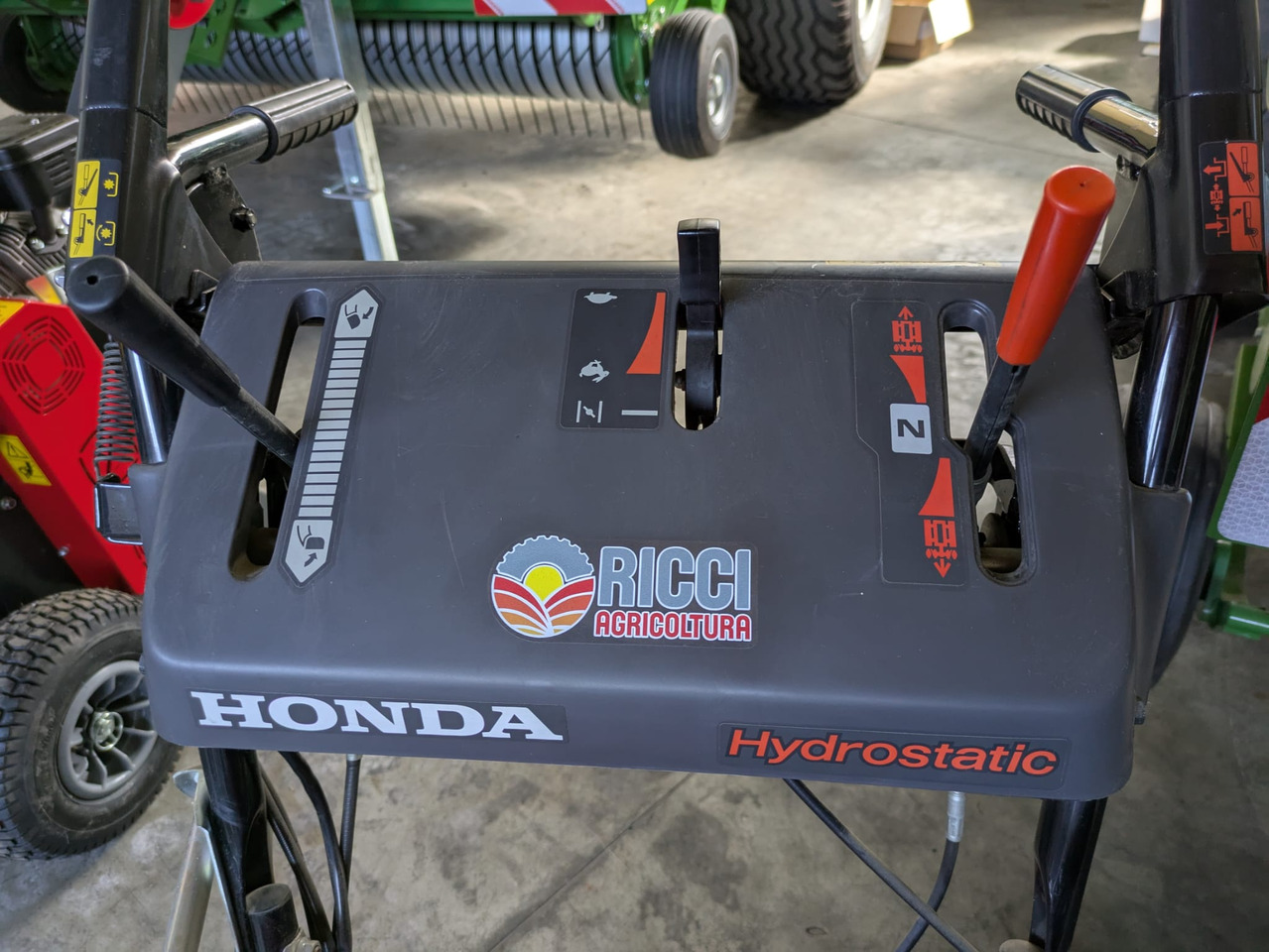 Turbina spazzaneve usata Honda HSS 760 - Attrezzatura da giardino: foto 4 Turbina spazzaneve usata Honda HSS 760 - Attrezzatura da giardino: foto 4