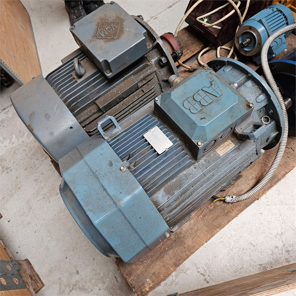 ABB MT80A19F100-2 / M3AA180MLB4 - Macchina utensile: foto 2 ABB MT80A19F100-2 / M3AA180MLB4 - Macchina utensile: foto 2