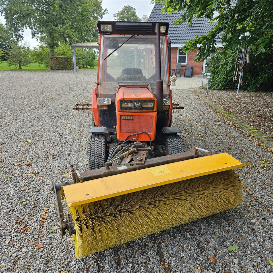 Kubota B8200 - Trattore comunale: foto 3 Kubota B8200 - Trattore comunale: foto 3