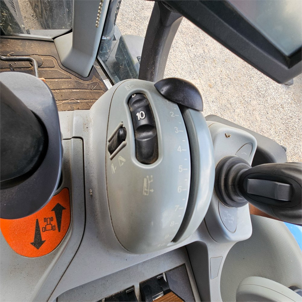 Trattore New Holland T8.390: foto 18