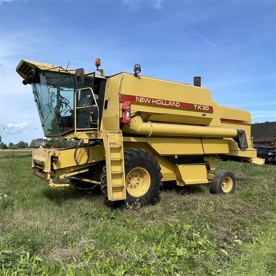 New Holland TX 30 - Mietitrebbia: foto 1 New Holland TX 30 - Mietitrebbia: foto 1