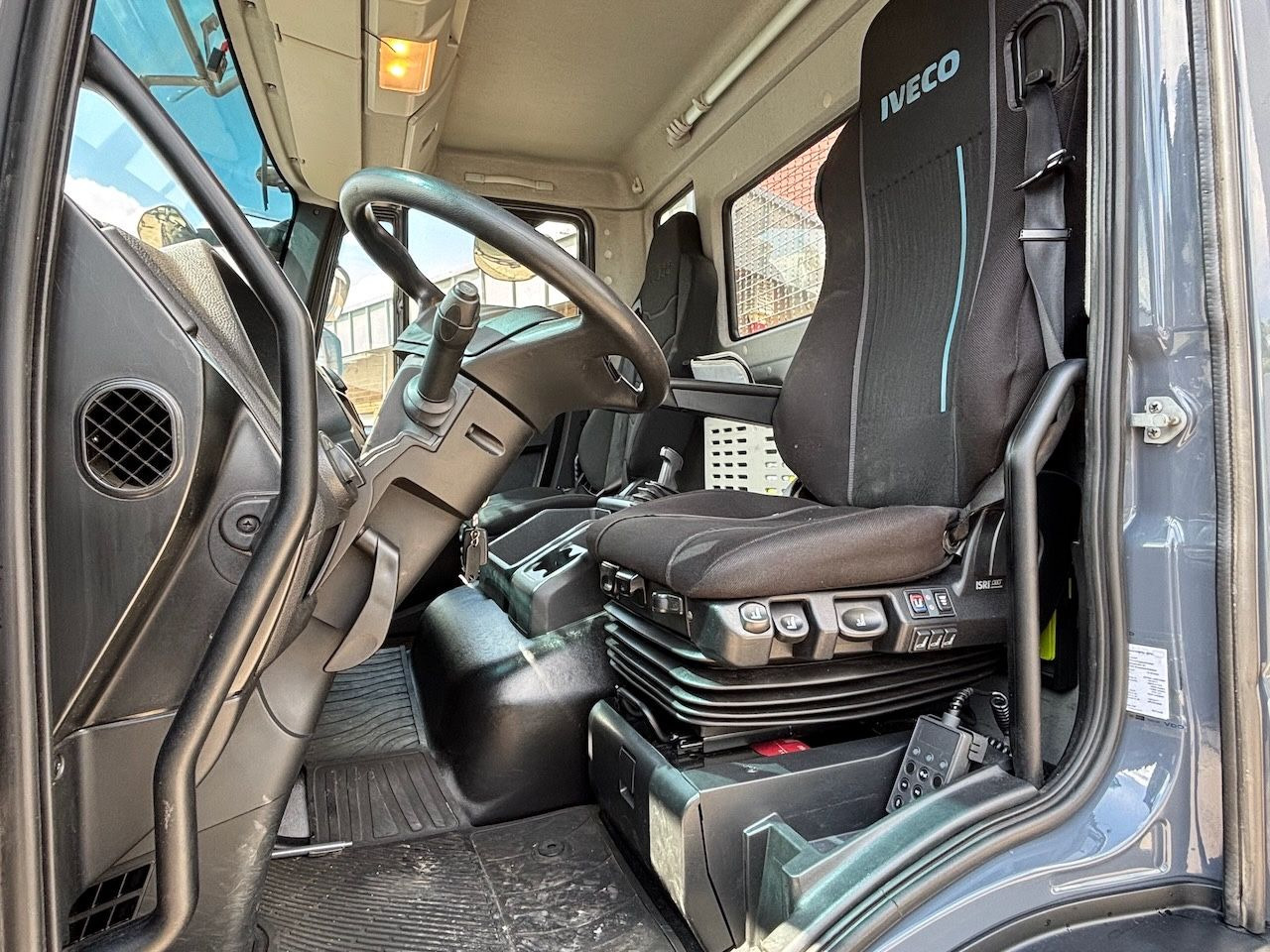 Iveco ML140E25 offene Pritsche, AHK - Autocarro con pianale/ Cassone fisso: foto 4 Iveco ML140E25 offene Pritsche, AHK - Autocarro con pianale/ Cassone fisso: foto 4
