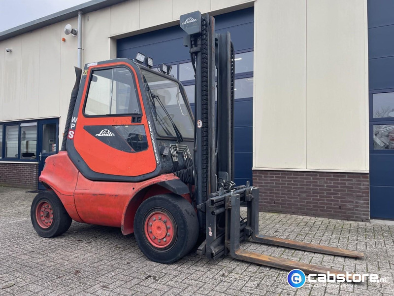 Linde H45D Bouwjaar 2002 - Draaiuren 15.485 - Side Shift - Vorkverstelling - Half gesloten cabine - 4500 kg - Carrello elevatore diesel: foto 1 Linde H45D Bouwjaar 2002 - Draaiuren 15.485 - Side Shift - Vorkverstelling - Half gesloten cabine - 4500 kg - Carrello elevatore diesel: foto 1