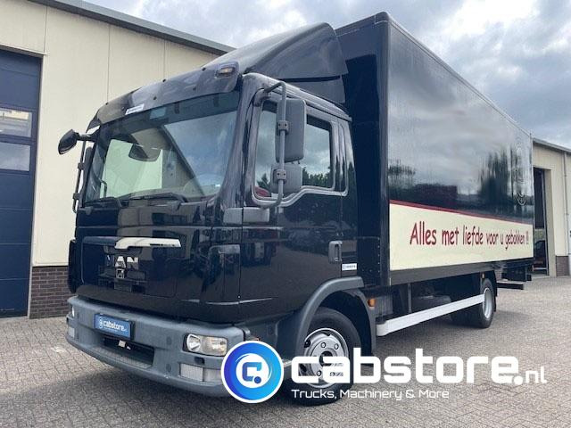 MAN TGL 8.180 4X2 BB Euro 5 - Handgeschakelde versnellingsbak - Laadklep - Bouwjaar 2010 - 3 zitplaatsen - Autocarro furgonato: foto 1 MAN TGL 8.180 4X2 BB Euro 5 - Handgeschakelde versnellingsbak - Laadklep - Bouwjaar 2010 - 3 zitplaatsen - Autocarro furgonato: foto 1