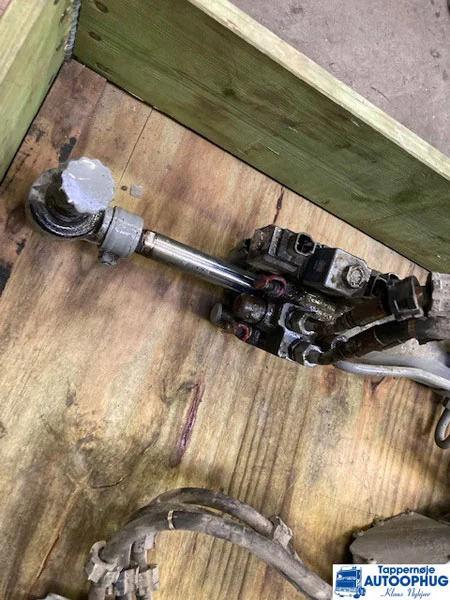 Scania Steering EST Hydraulic cylinder P/N: 2717017 / 2420899 - Sterzo per Camion: foto 2 Scania Steering EST Hydraulic cylinder P/N: 2717017 / 2420899 - Sterzo per Camion: foto 2