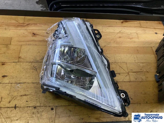 Volvo Headlamp RH – Volvo 23752660 - Sistema elettrico per Camion: foto 1 Volvo Headlamp RH – Volvo 23752660 - Sistema elettrico per Camion: foto 1