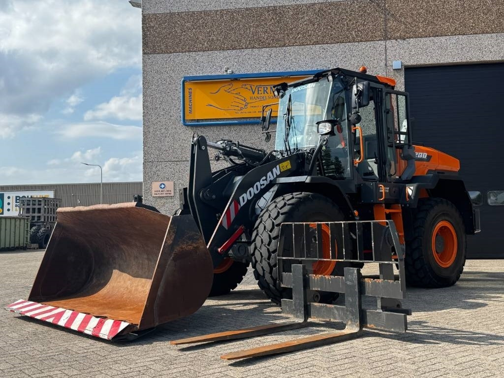 Doosan DEVELON / DOOSAN DL200-7, central lubrication, 202 - Minipala: foto 1 Doosan DEVELON / DOOSAN DL200-7, central lubrication, 202 - Minipala: foto 1