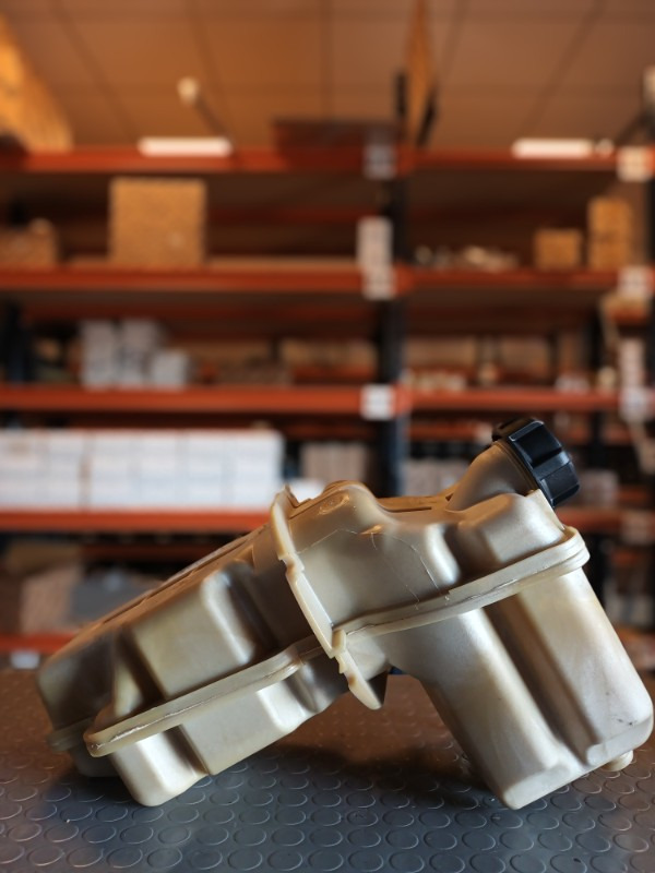 SCANIA EXPANSION TANK - 2401669 - Serbatoio compensazione per Camion: foto 1 SCANIA EXPANSION TANK - 2401669 - Serbatoio compensazione per Camion: foto 1