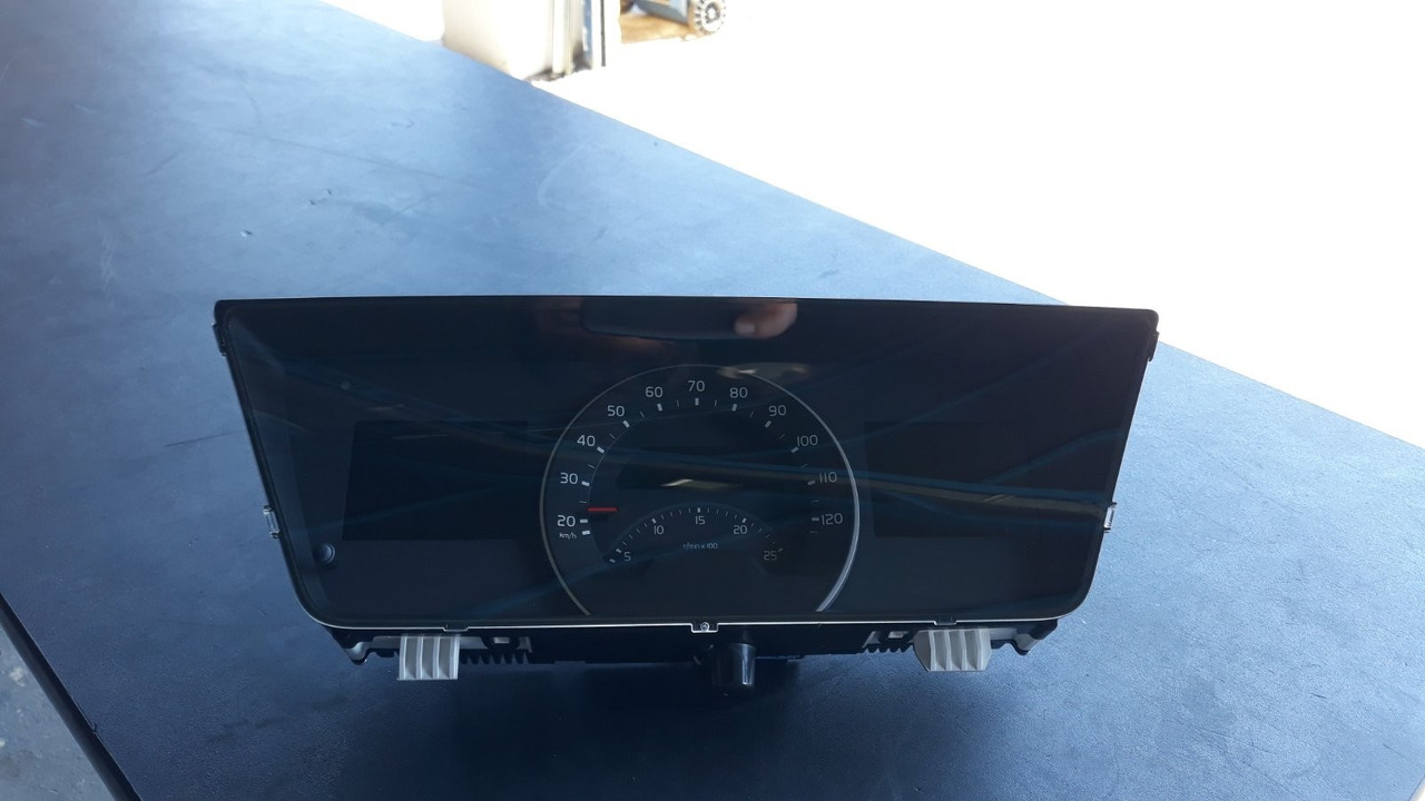 VOLVO INSTRUMENT CLUSTER 22222030 - Cruscotto per Camion: foto 5 VOLVO INSTRUMENT CLUSTER 22222030 - Cruscotto per Camion: foto 5