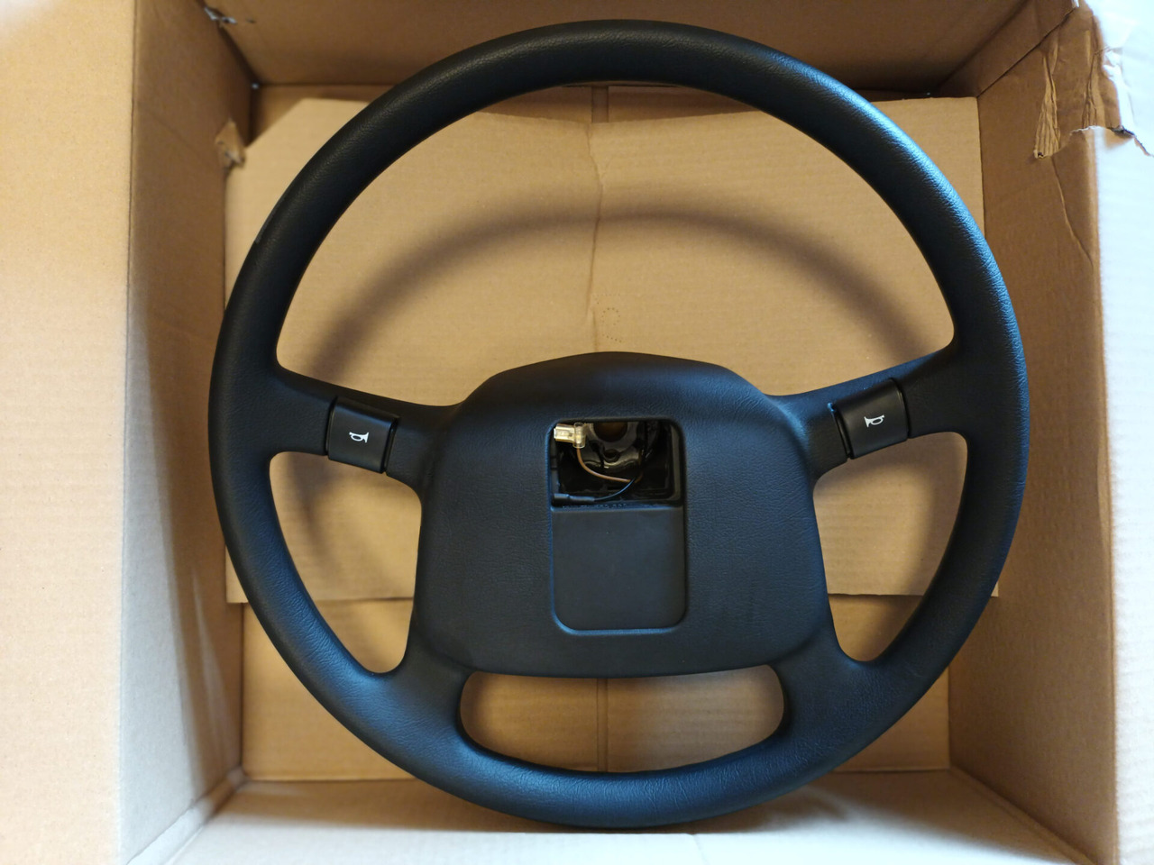 VOLVO STEERING WHEEL 1062027 - Volante per Camion: foto 3 VOLVO STEERING WHEEL 1062027 - Volante per Camion: foto 3