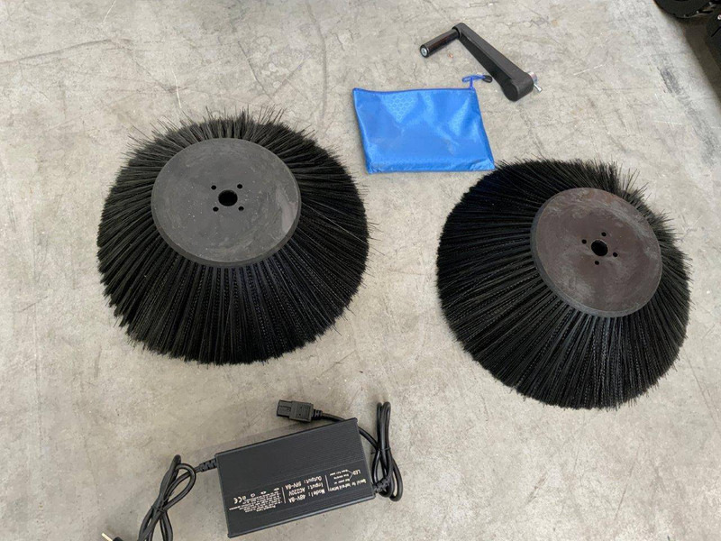 Daewoo DAS80 Zit - Spazzatrice stradale: foto 5 Daewoo DAS80 Zit - Spazzatrice stradale: foto 5