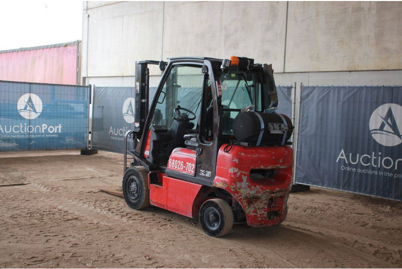 Nissan 25 - Carrello elevatore a gas: foto 3 Nissan 25 - Carrello elevatore a gas: foto 3