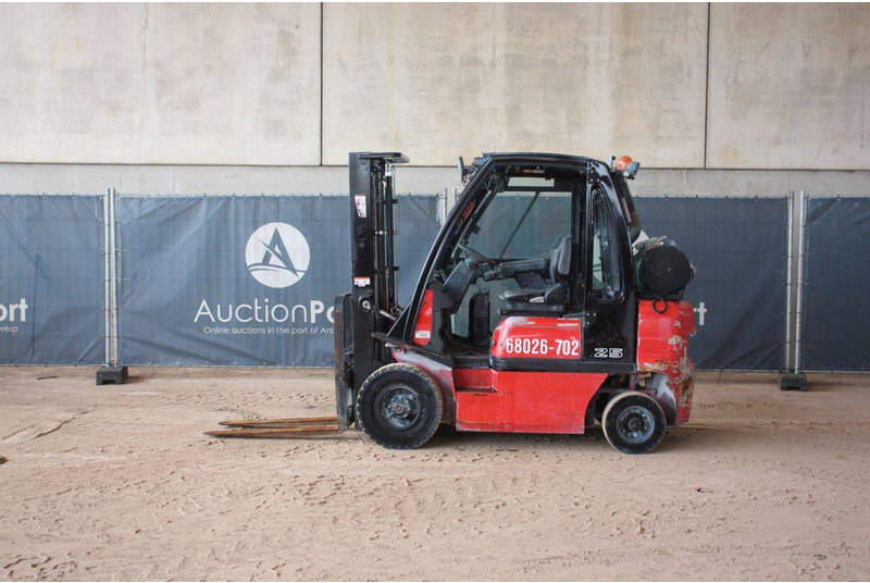 Nissan 25 - Carrello elevatore a gas: foto 2 Nissan 25 - Carrello elevatore a gas: foto 2