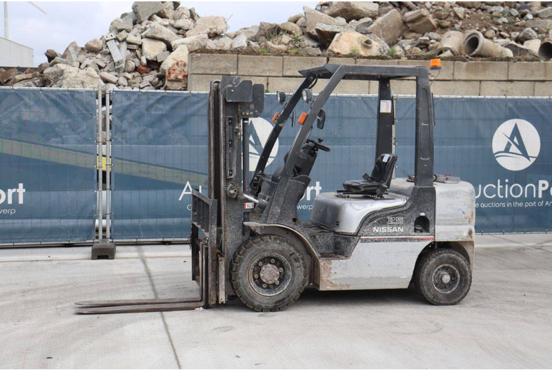 Nissan PL02 - Carrello elevatore a gas: foto 1 Nissan PL02 - Carrello elevatore a gas: foto 1