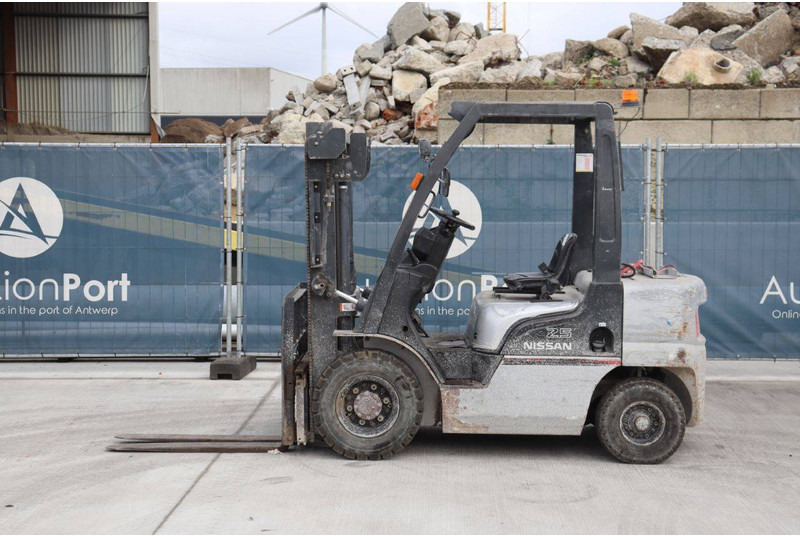 Nissan PL02 - Carrello elevatore a gas: foto 2 Nissan PL02 - Carrello elevatore a gas: foto 2