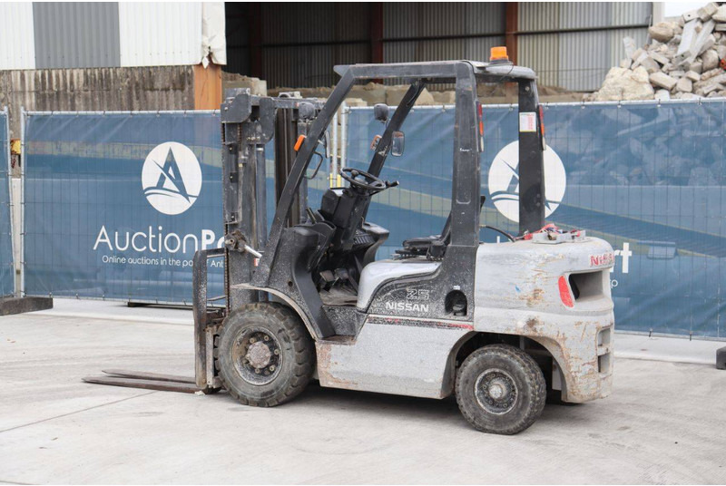 Nissan PL02 - Carrello elevatore a gas: foto 3 Nissan PL02 - Carrello elevatore a gas: foto 3