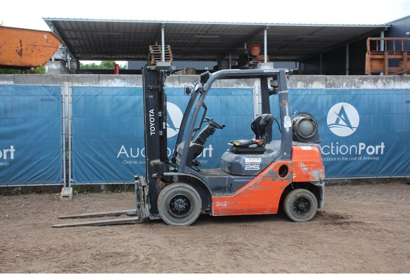 Toyota 02-8FGF25 - Carrello elevatore a gas: foto 1 Toyota 02-8FGF25 - Carrello elevatore a gas: foto 1