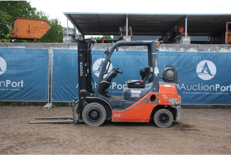 Toyota 02-8FGF25 - Carrello elevatore a gas: foto 2 Toyota 02-8FGF25 - Carrello elevatore a gas: foto 2