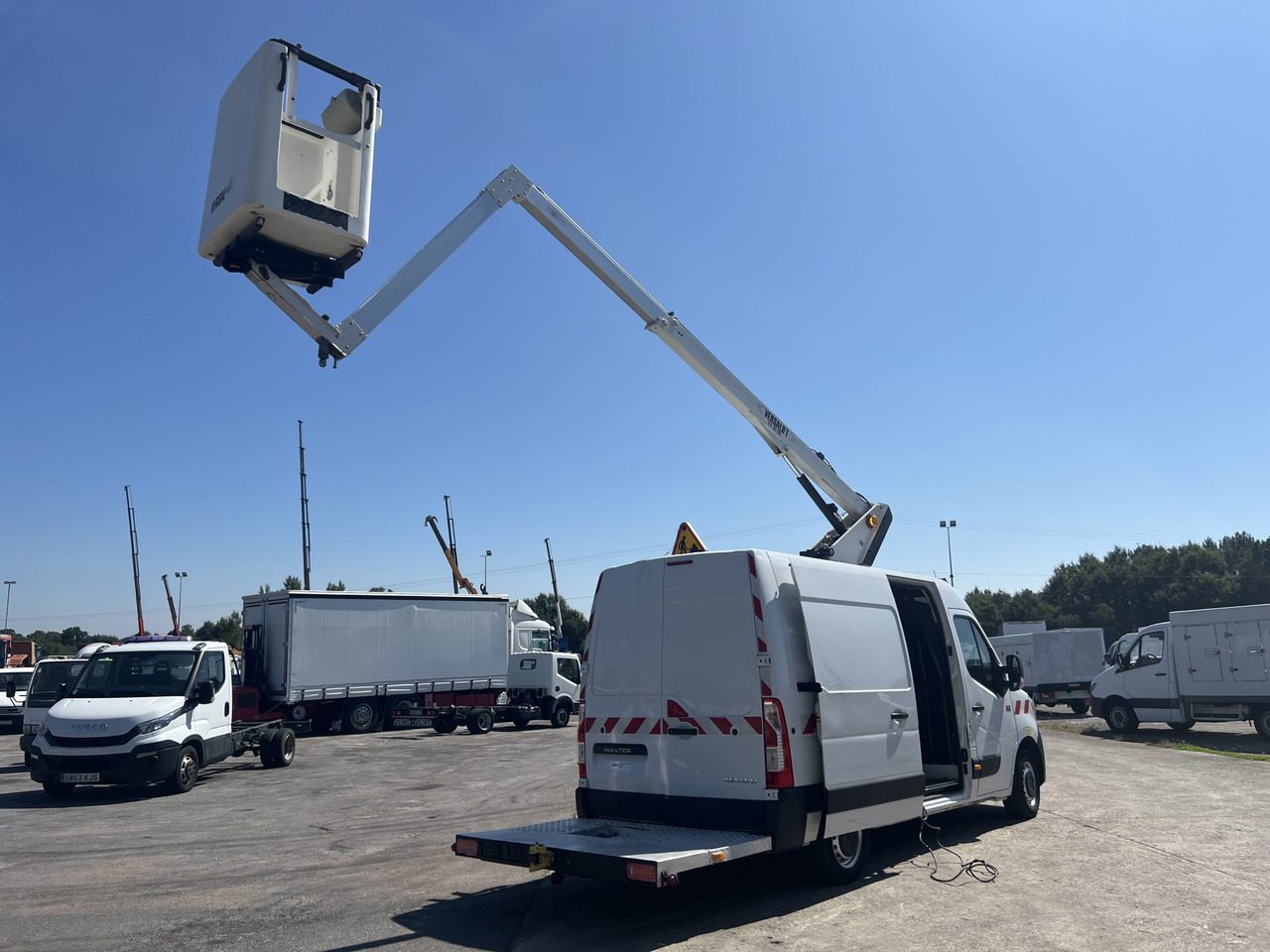 FURGON CON CESTA RENAULT MASTER - Piattaforma autocarrata: foto 4 FURGON CON CESTA RENAULT MASTER - Piattaforma autocarrata: foto 4