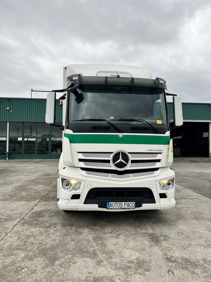 Camión Mercedes frigorífico - Autocarro telaio: foto 1 Camión Mercedes frigorífico - Autocarro telaio: foto 1