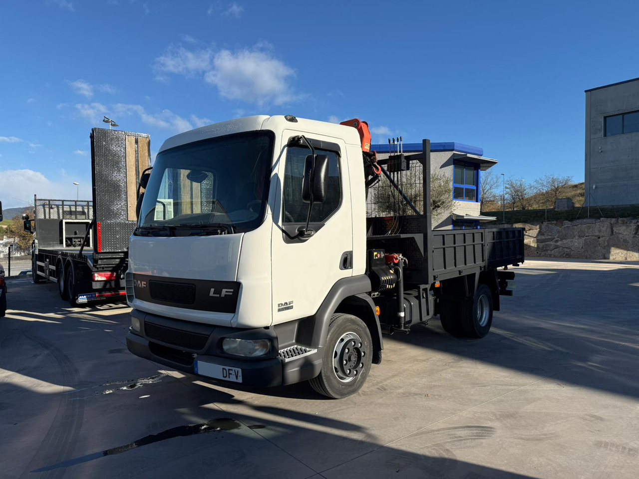 DAF LF FA 45.180 (Platform and Crane) - Autocarro con pianale/ Cassone fisso, Camion con gru: foto 1 DAF LF FA 45.180 (Platform and Crane) - Autocarro con pianale/ Cassone fisso, Camion con gru: foto 1