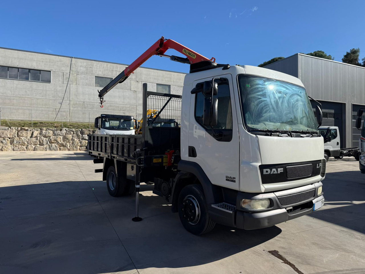 Autocarro con pianale/ Cassone fisso, Camion con gru DAF LF FA 45.180 (Platform and Crane): foto 6 Autocarro con pianale/ Cassone fisso, Camion con gru DAF LF FA 45.180 (Platform and Crane): foto 6