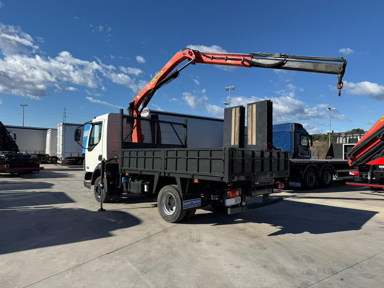 Autocarro con pianale/ Cassone fisso, Camion con gru DAF LF FA 45.180 (Platform and Crane): foto 7 Autocarro con pianale/ Cassone fisso, Camion con gru DAF LF FA 45.180 (Platform and Crane): foto 7