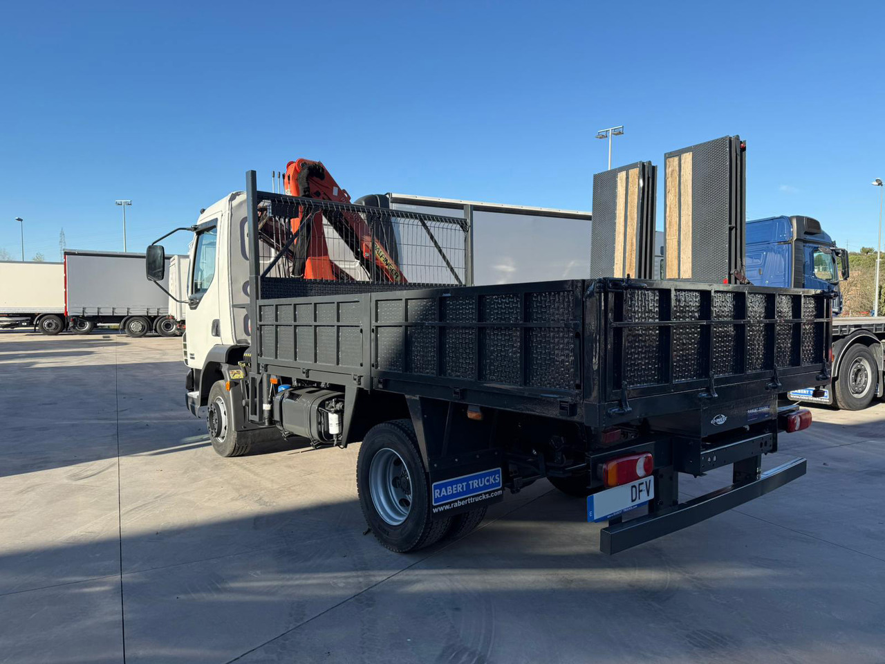 DAF LF FA 45.180 (Platform and Crane) - Autocarro con pianale/ Cassone fisso, Camion con gru: foto 4 DAF LF FA 45.180 (Platform and Crane) - Autocarro con pianale/ Cassone fisso, Camion con gru: foto 4