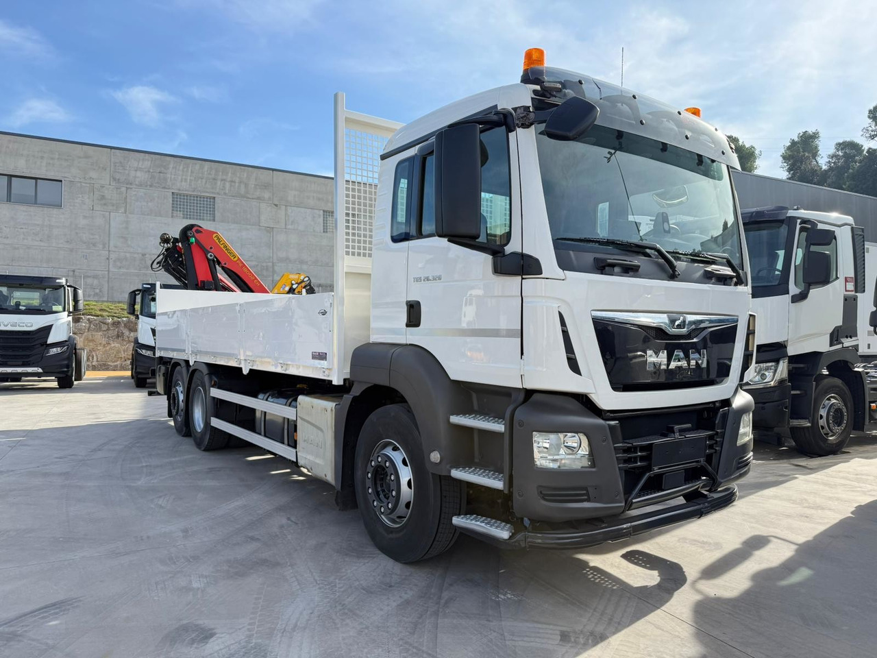 MAN 26.320 BL TGS E6 (Platform and Crane) - Autocarro con pianale/ Cassone fisso, Camion con gru: foto 2 MAN 26.320 BL TGS E6 (Platform and Crane) - Autocarro con pianale/ Cassone fisso, Camion con gru: foto 2