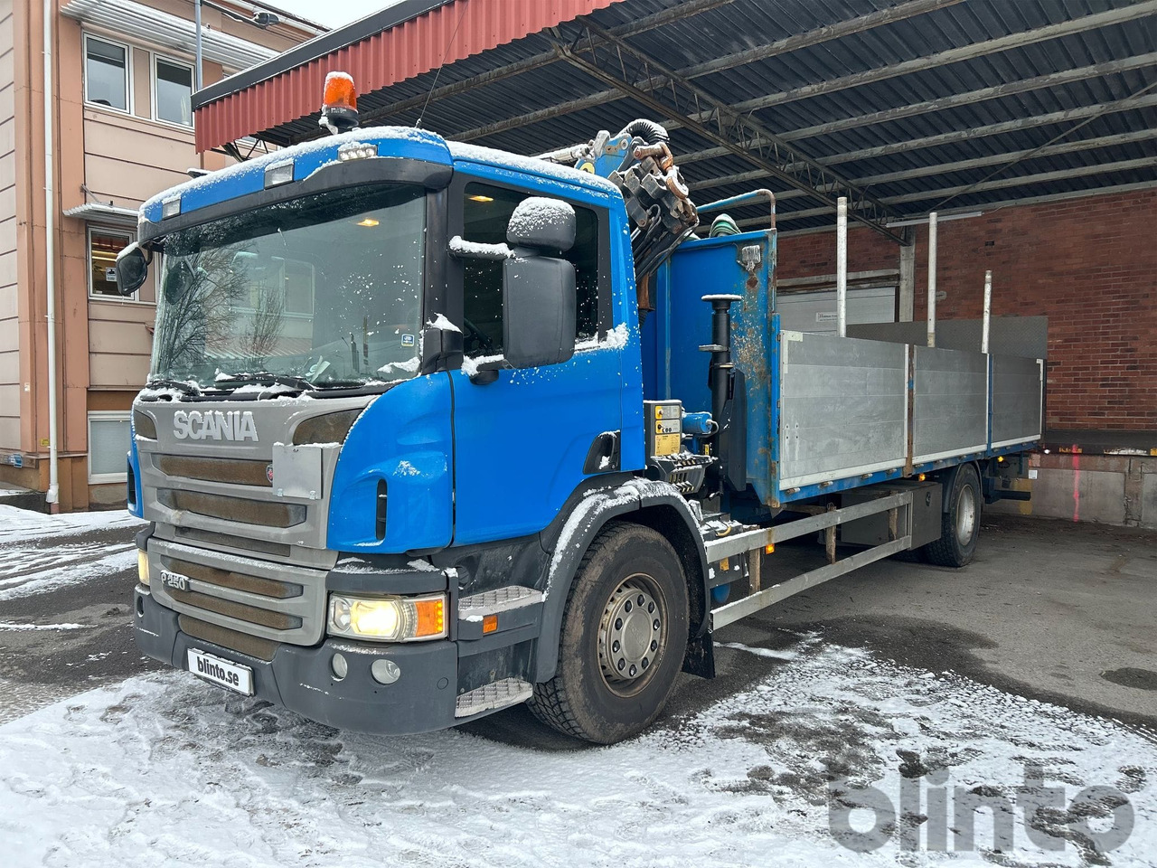 Brädgårdsbil / SCANIA P250 / Nybesiktigad kran - Autocarro con pianale/ Cassone fisso, Camion con gru: foto 1 Brädgårdsbil / SCANIA P250 / Nybesiktigad kran - Autocarro con pianale/ Cassone fisso, Camion con gru: foto 1