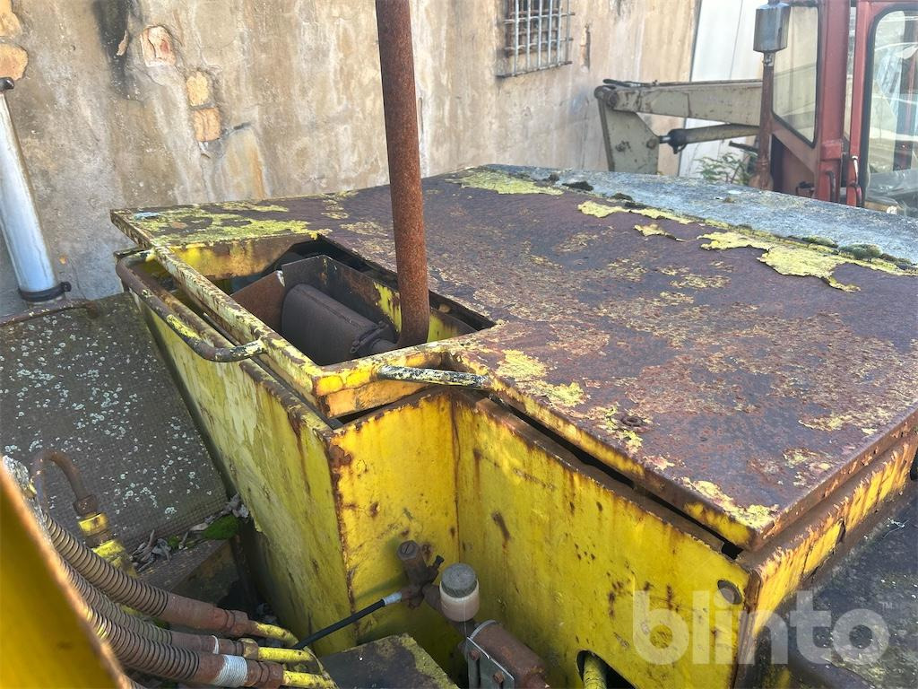 Escavatore gommato Liebherr A901: foto 38