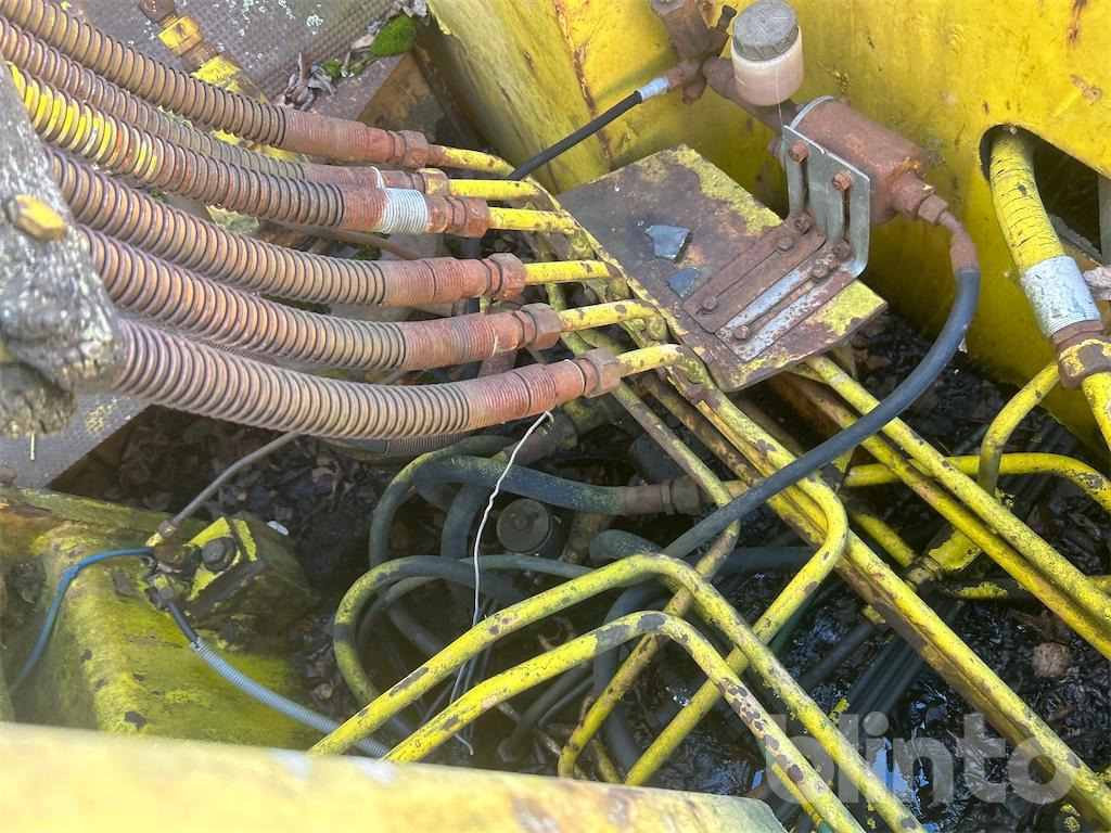 Escavatore gommato Liebherr A901: foto 43