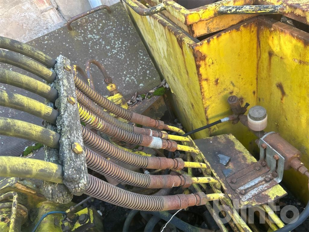 Escavatore gommato Liebherr A901: foto 42