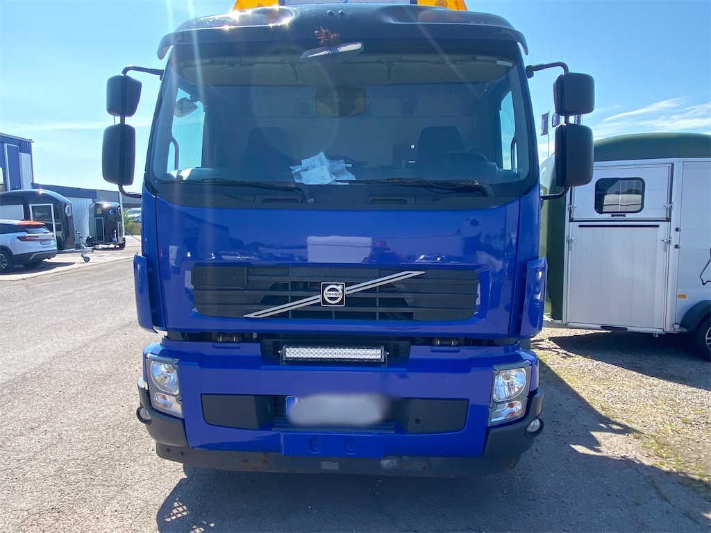 VOLVO FE 300 4X2 - Camion con gru, Autocarro con pianale/ Cassone fisso: foto 2 VOLVO FE 300 4X2 - Camion con gru, Autocarro con pianale/ Cassone fisso: foto 2