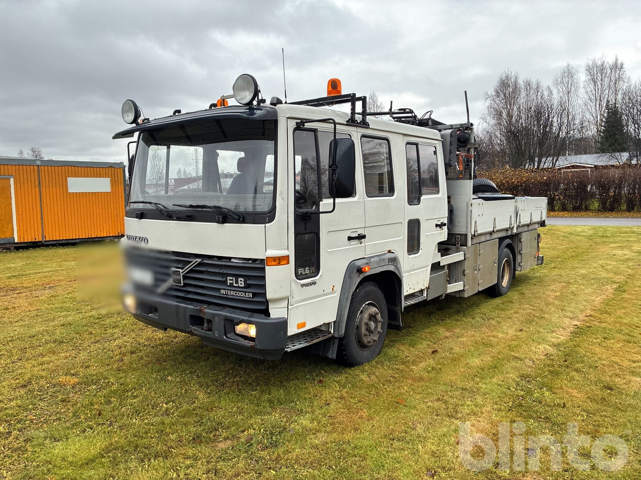 VOLVO FL611 4X2 - Autocarro con pianale/ Cassone fisso, Camion con gru: foto 1 VOLVO FL611 4X2 - Autocarro con pianale/ Cassone fisso, Camion con gru: foto 1