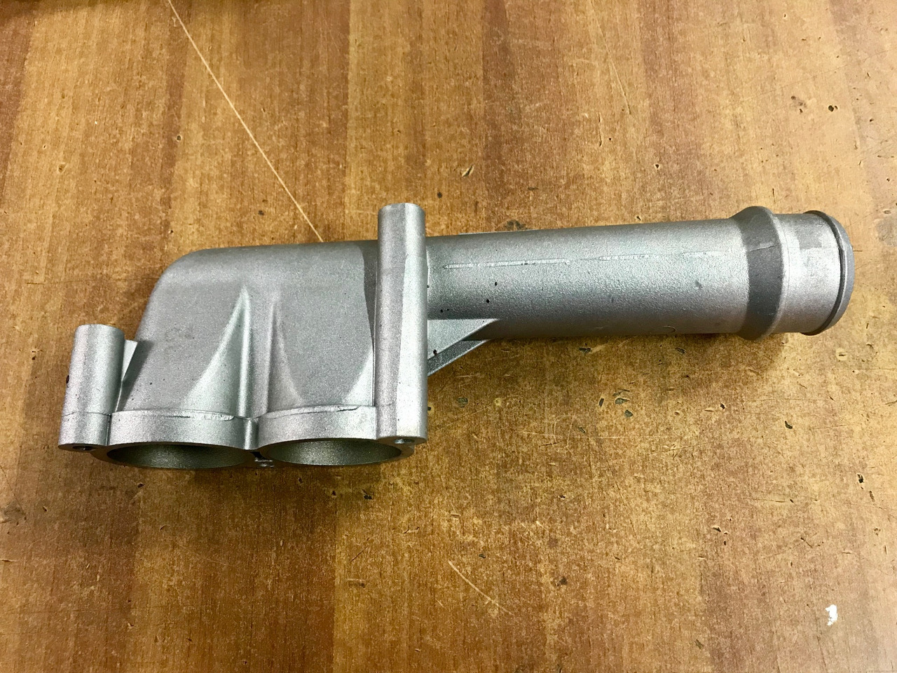 GOMITO LIQUIDO RAFFREDDAMENTO SU SCATOLA TERMOSTATO PER MOTORI MAN D2066 - D2676 - Sistema di raffreddamento per Camion: foto 3 GOMITO LIQUIDO RAFFREDDAMENTO SU SCATOLA TERMOSTATO PER MOTORI MAN D2066 - D2676 - Sistema di raffreddamento per Camion: foto 3