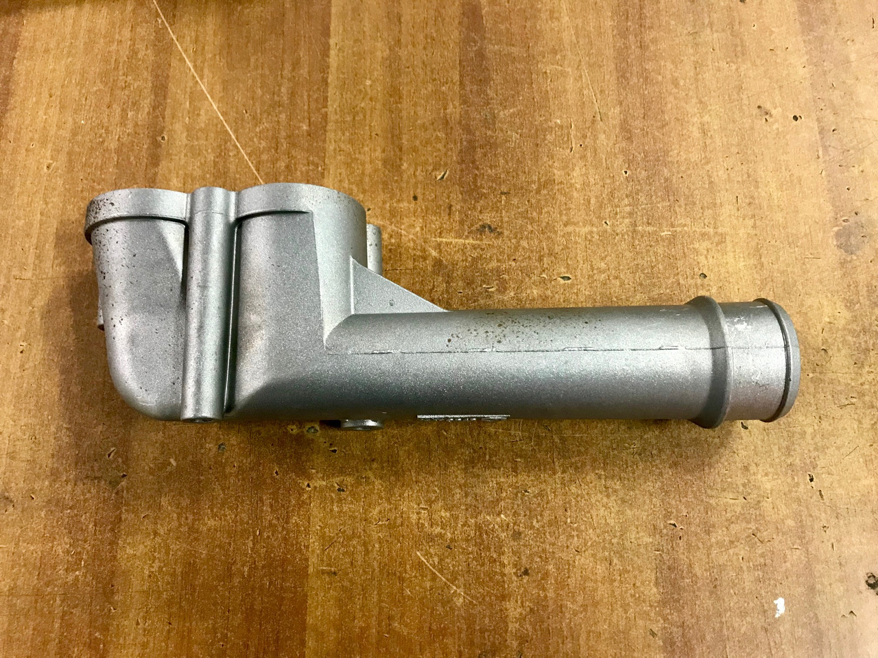 GOMITO LIQUIDO RAFFREDDAMENTO SU SCATOLA TERMOSTATO PER MOTORI MAN D2066 - D2676 - Sistema di raffreddamento per Camion: foto 1 GOMITO LIQUIDO RAFFREDDAMENTO SU SCATOLA TERMOSTATO PER MOTORI MAN D2066 - D2676 - Sistema di raffreddamento per Camion: foto 1