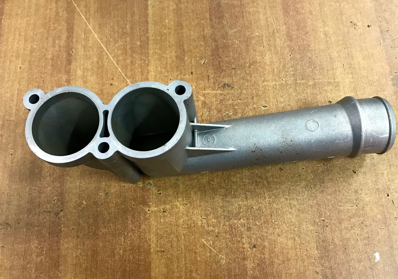 GOMITO LIQUIDO RAFFREDDAMENTO SU SCATOLA TERMOSTATO PER MOTORI MAN D2066 - D2676 - Sistema di raffreddamento per Camion: foto 4 GOMITO LIQUIDO RAFFREDDAMENTO SU SCATOLA TERMOSTATO PER MOTORI MAN D2066 - D2676 - Sistema di raffreddamento per Camion: foto 4