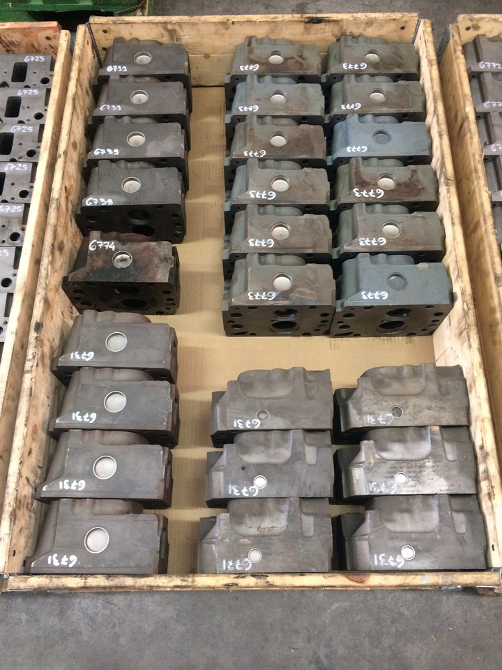 TESTATA MOTORE MAN D2865 / D2866 2V / D2876 2V / D2848 2V / D2840 2V / D2842 2V - Testa cilindri: foto 2 TESTATA MOTORE MAN D2865 / D2866 2V / D2876 2V / D2848 2V / D2840 2V / D2842 2V - Testa cilindri: foto 2