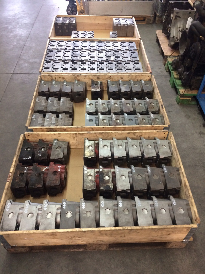 TESTATA MOTORE MAN D2865 / D2866 2V / D2876 2V / D2848 2V / D2840 2V / D2842 2V - Testa cilindri: foto 1 TESTATA MOTORE MAN D2865 / D2866 2V / D2876 2V / D2848 2V / D2840 2V / D2842 2V - Testa cilindri: foto 1